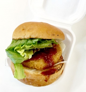 宮城県 松島　さかな市場の牡蠣バーガー